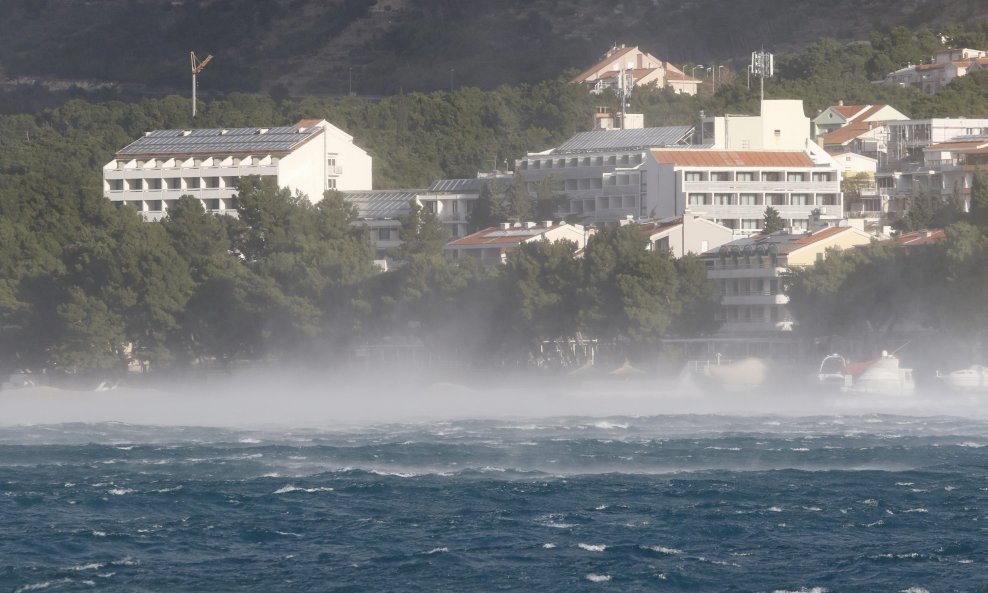 Zbog olujne bure i višemetarskih valova prekinut promet na Jadranu