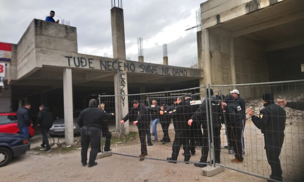 Sukob na ogradi nikad dovršenog garažno-trgovačkog centra Varoš