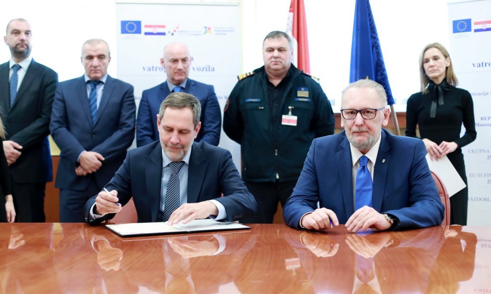 Božinović potpisao ugovore o nabavi vatrogasnih vozila putem projekta Modernizacija vozila.