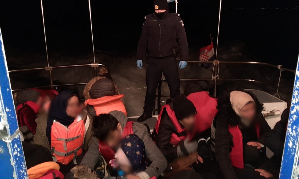 Hrvatski policajci spasili migrante u Egejskom moru