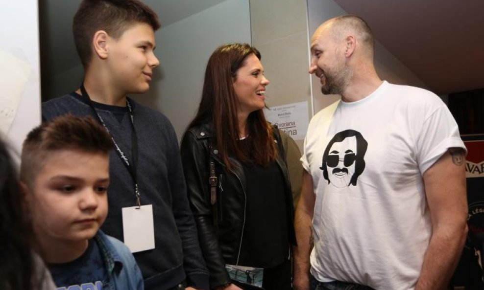 Dino Rađa sa suprugom Viktorijom i sinovima
