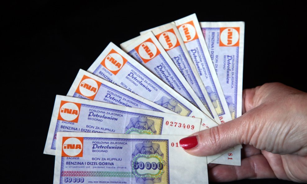 Bonovi za kupnju benzina i dizel goriva iz vremena krize u Jugoslaviji - ilustracija
