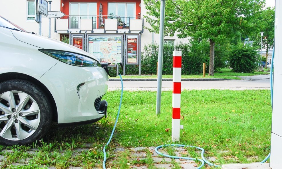 Električni automobil