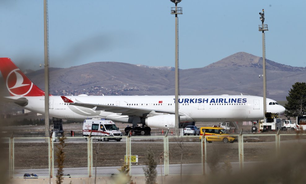 Zrakoplov Turkish Airlinesa u kojem se nalaze osobe za koje se sumnja da su zaražene koronavirusom.