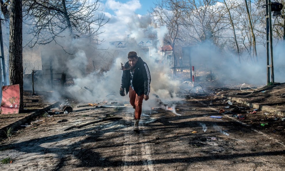 Nagrađivani turski fotograf Bulent Kilic snimio je ovu fotografiju u subotu na graničnom prijelazu Kastanies