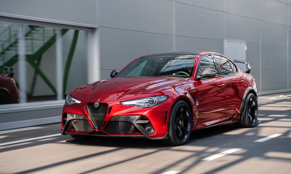 Alfa Romeo Giulia GTAm ima samo dva trkaća sjedala, zaštitni kavez (roll bar) i Sabelt sigurnosne pojaseve u šest točaka