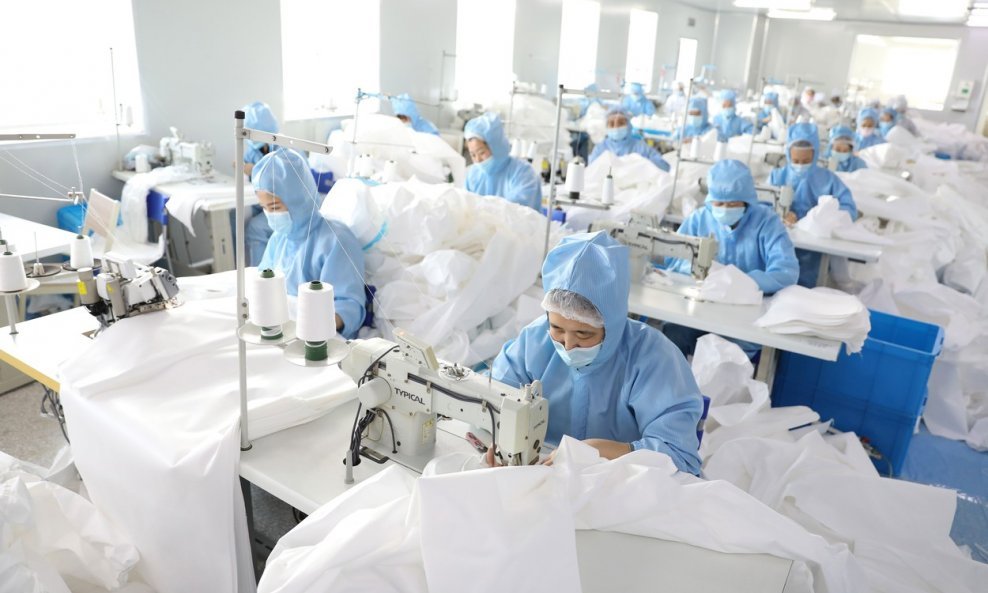 Radnici u Anšanu rade prekovremeno kako bi skrojili zaštitna odijela protiv koronavirusa
