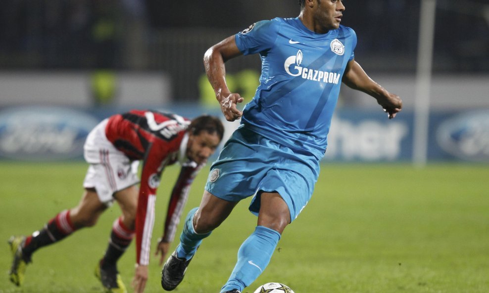 Hulk (Zenit) vs. Cristian Zapata (AC Milan)