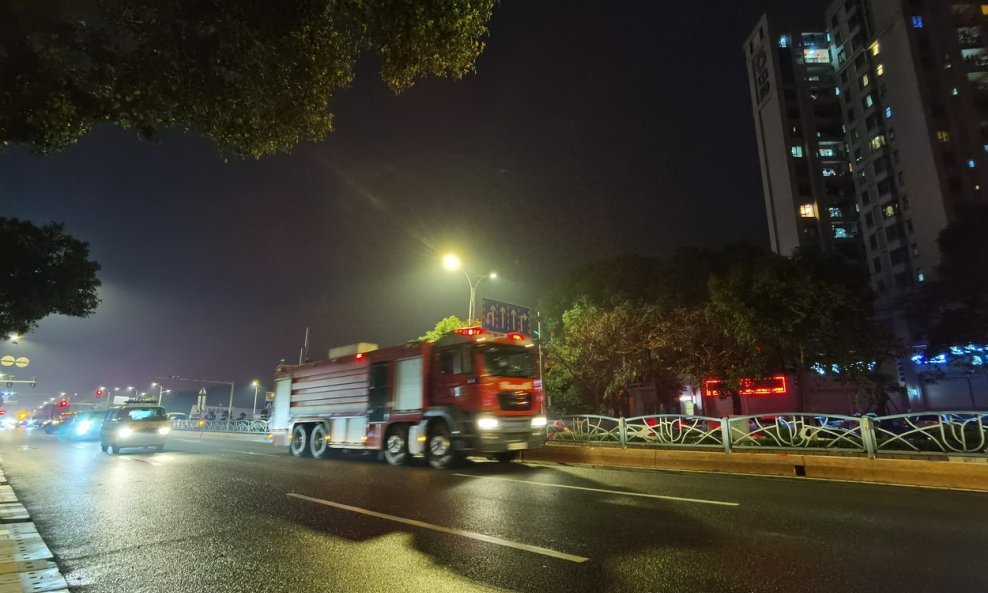 Kineski vatrogasci jure na intervenciju u gradu Quanzhou nakon što se srušio hotel