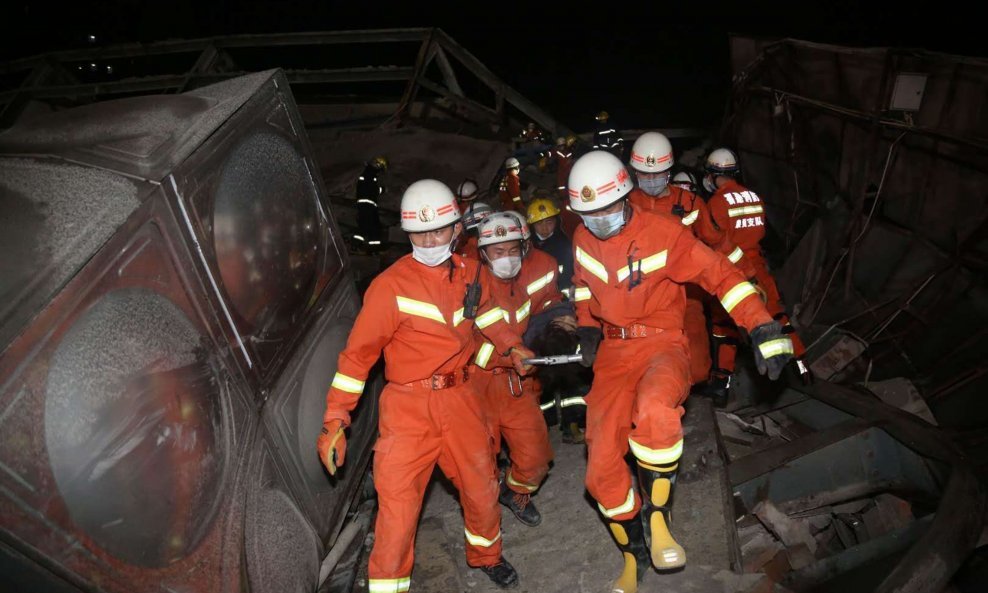 Spasioci na mjestu rušenja hotela u gradu Quanzhou