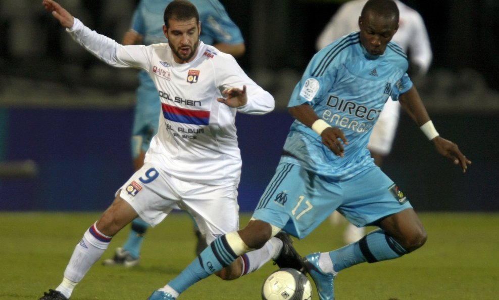 Lisandro Lopez (Lyon) i Stephan Mbia (Marseille)