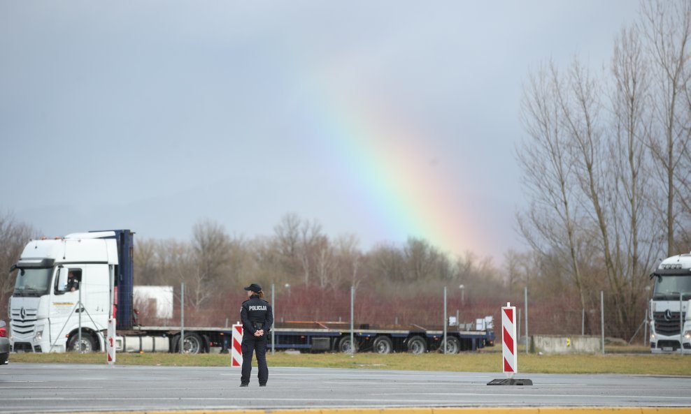 Na graničnim prijelazima donedavno su kamioni čekali u kilometarskim kolonama, a od pojave koronavirusa gužve su manje