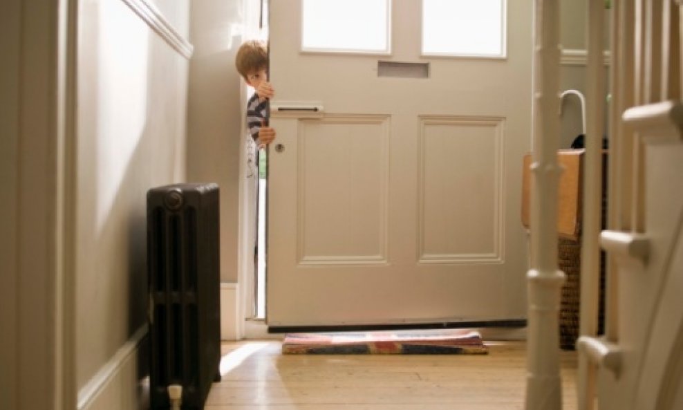 dijete bijeg od kuće vrata kuća