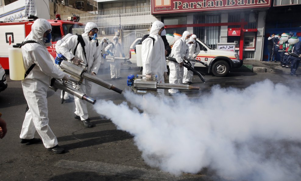 Iranski vatrogasci dezinficiraju ulice kako bi spriječili širenje koronavirusa.