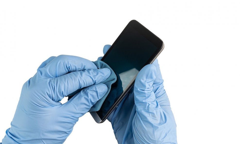 'Ako telefon ne dijelite naokolo, malo je vjerojatno da ga će netko kontaminirati', tvrde liječnici. 'Trebaju vas brinuti površine koje dodiruju drugi ljudi'