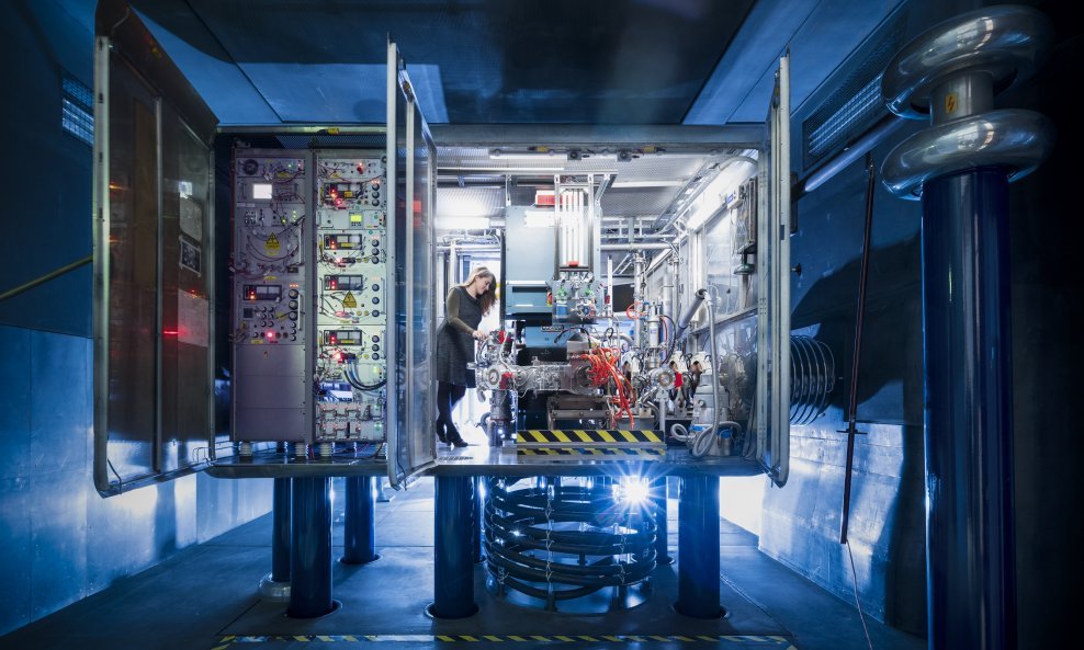 Tehnološki napredna oprema u GSI Helmholtzu stvara čestice koje se zatim ubrizgavaju u GSI i FAIR akceleracijski sustav