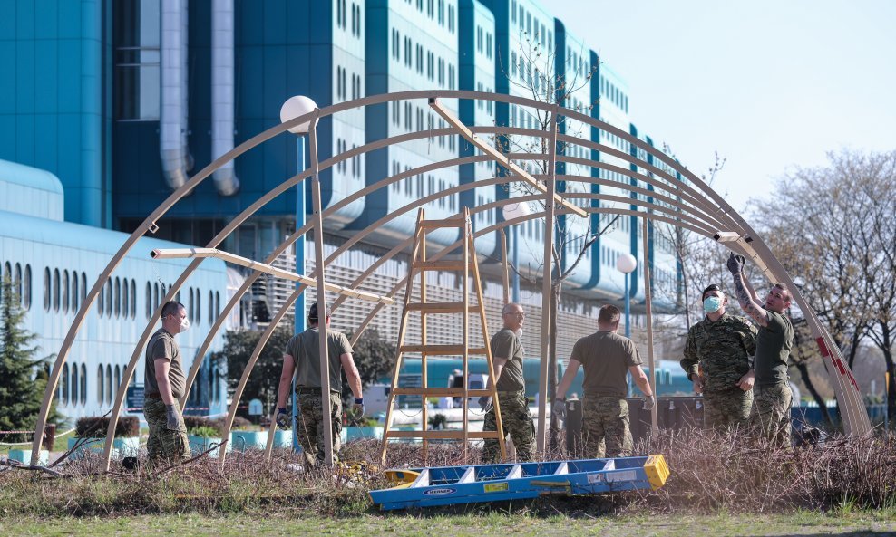 Postavljanje šatora kod KB Dubrave