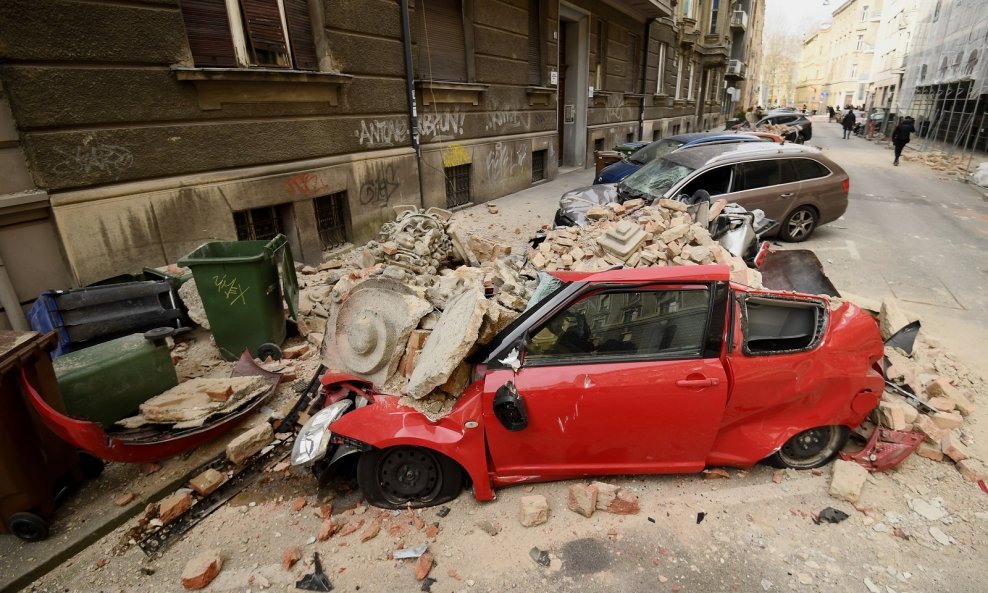 Potres u Zagrebu oštetio je i najmanje 26 osobnih automobila