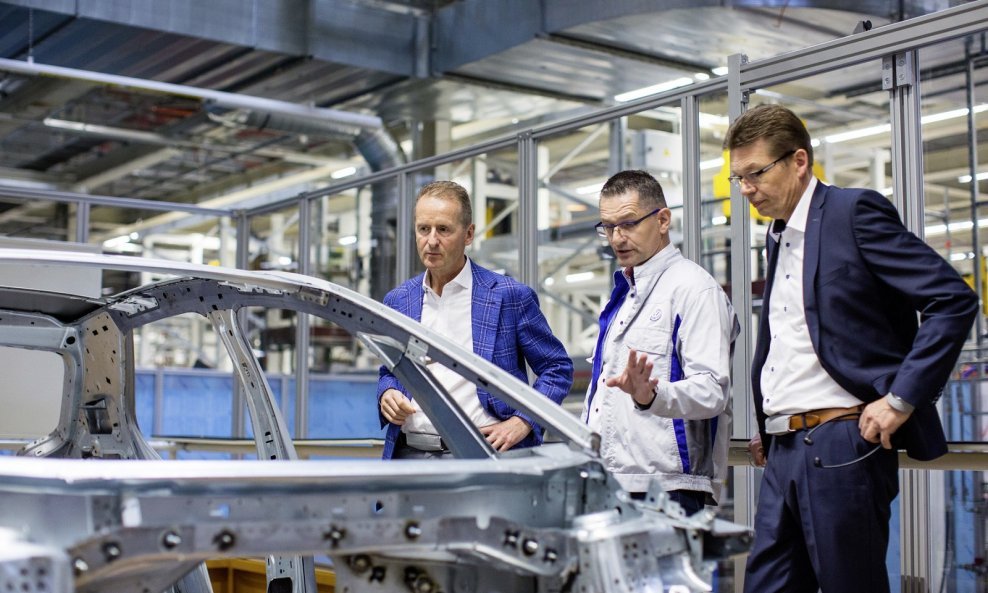 CEO VW-a dr.Herbert Diess u pogonu gdje se proizvodi VW ID.3 u njemačkom Zwickauu razmatra mogućnosti proizvodnje medicinske opreme