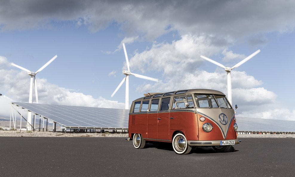 Kao osnovu je odabran model T1 Samba Bus proizveden u Hannoveru 1966., koji je prije svoje preinake pola stoljeća vozio cestama Kalifornije