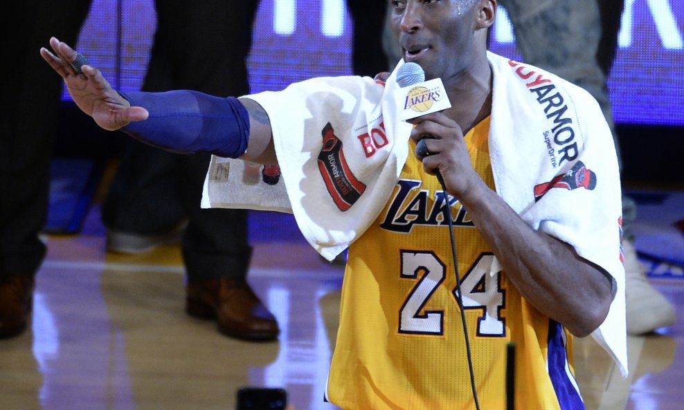 Kobe Bryant s ručnikom na zadnjoj utakmici u dresu Los Angeles Lakersa