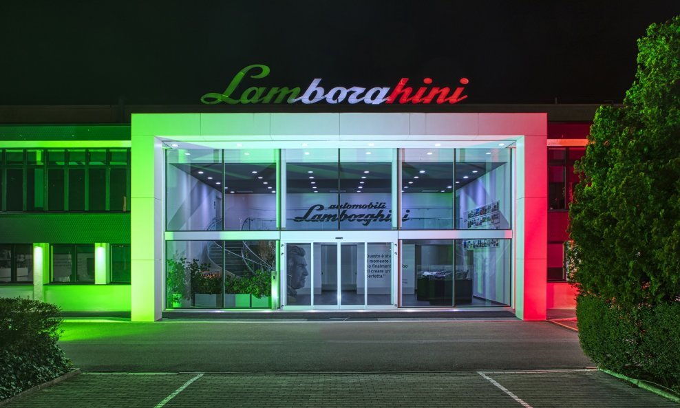 Lamborghini je osvijetlio noću svoje sjedište u talijanskim bojama