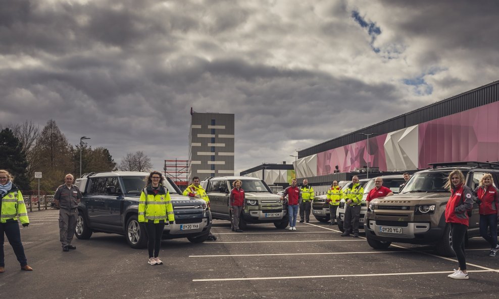 Ukupno 57 vozila, uključujući 27 novih modela Defender, predano je britanskom Crvenom križu za dostavu lijekova i hrane ljudima u potrebi u Velikoj Britaniji