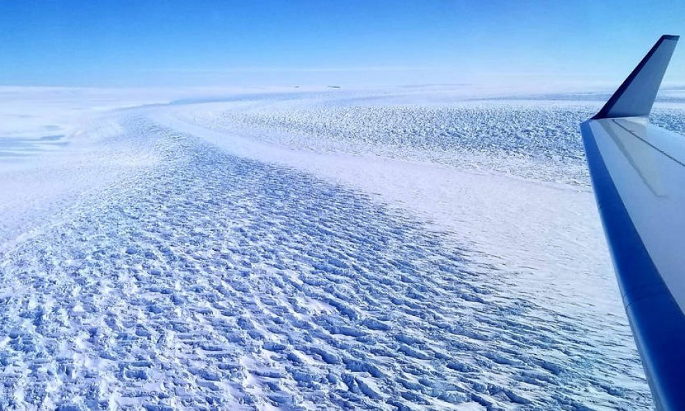 Denmanov ledenjak snimljen iz zraka: opasnost vreba ispod naslaga leda