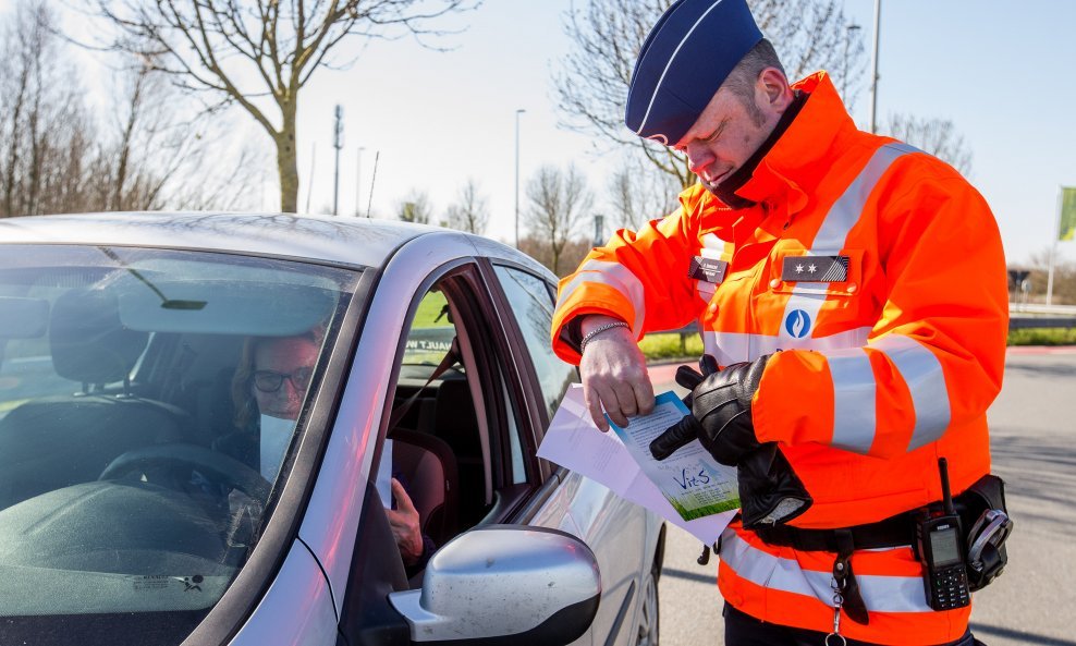 Ilustracija / Belgijski policajac kontrolira provođenje mjera borbe protiv koronavirusa