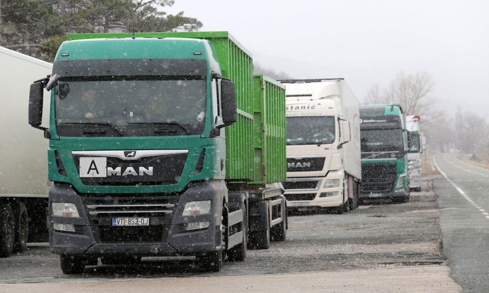 Kamioni čekaju na granici - ilustracija