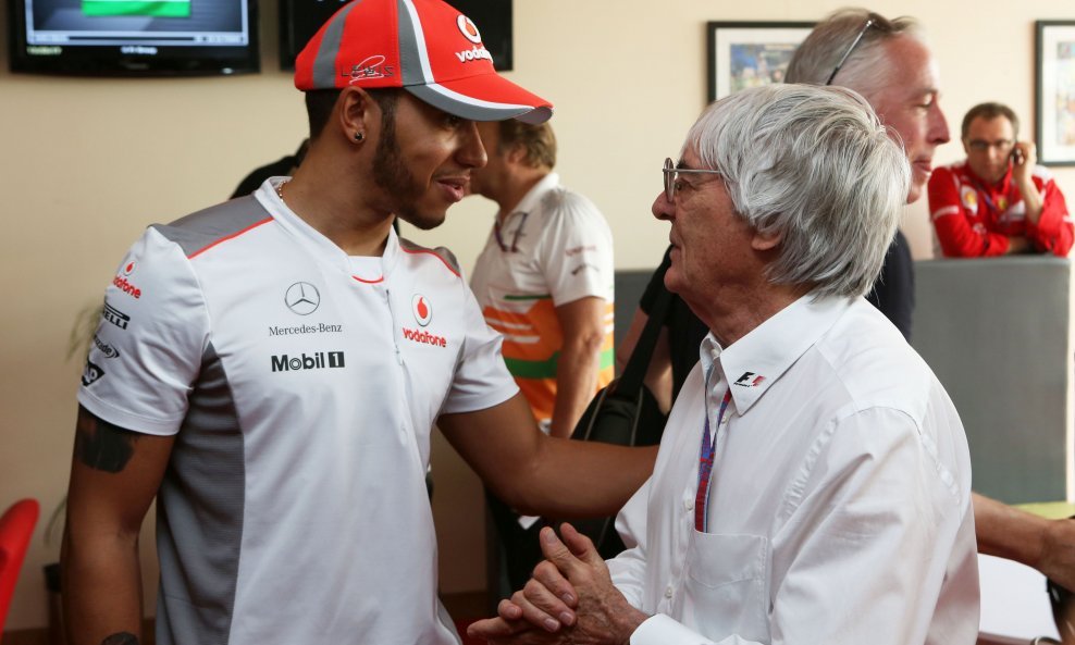 Bernie Ecclestone (desno) i Lewis Hamilton
