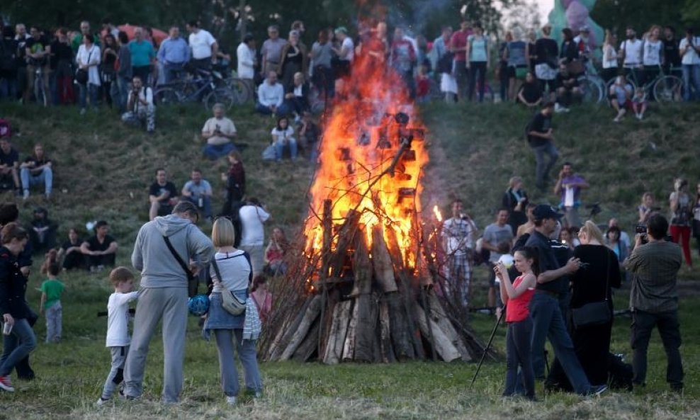 Upaljeni Trnjanski krijes povodom Dana oslobođenja Zagreba (8)