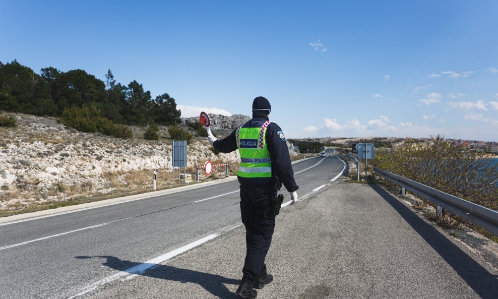 Policijska patrola prema Viru