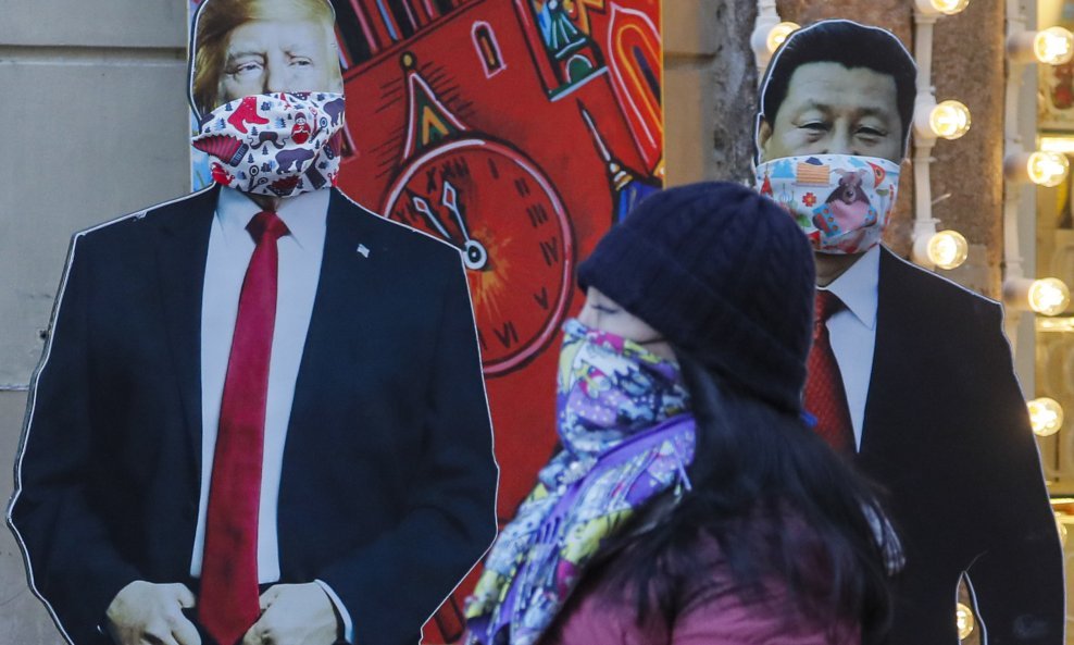 Kartonske figure Donalda Trumpa i Xi Jinpinga u Moskvi