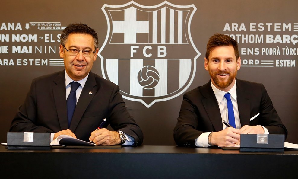 Josep Maria Bartomeu (L) i Lionel Messi