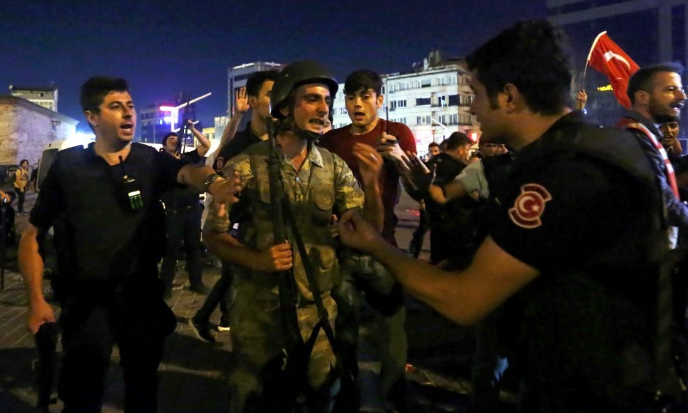 Pripadnici turske vojske predaju se policiji nakon neuspjelog puča