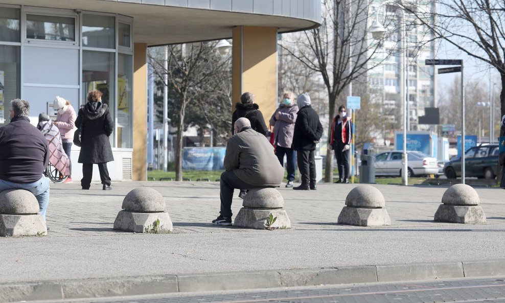 Čekanje ispred poslovnice banke u vrijeme epidemije