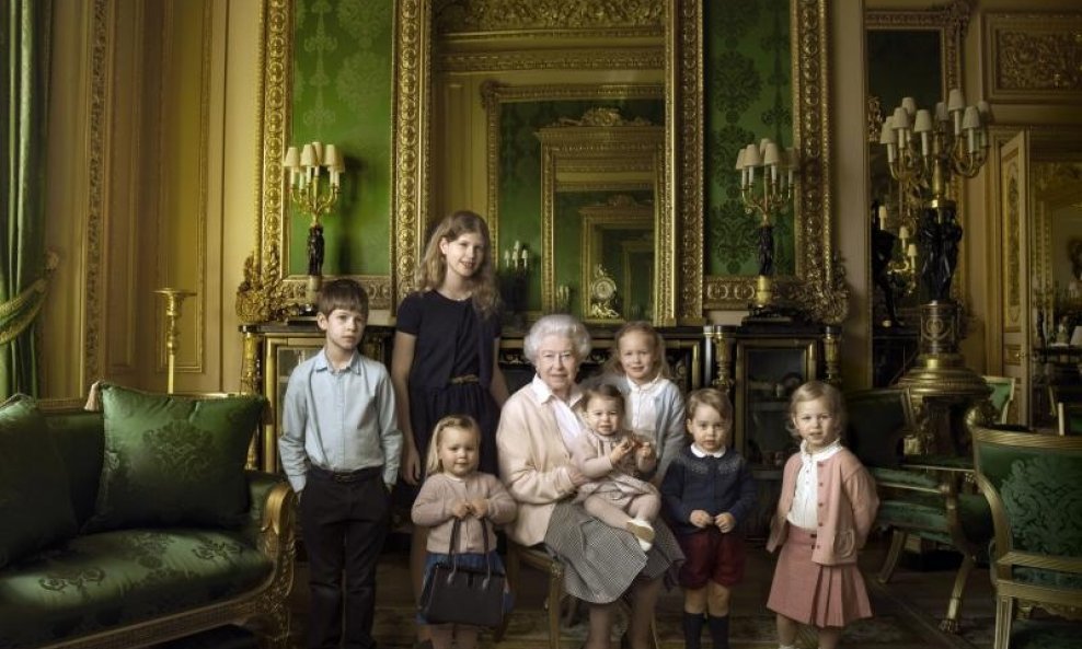 Kraljica Elizabeta II. sa svojim praunucima 