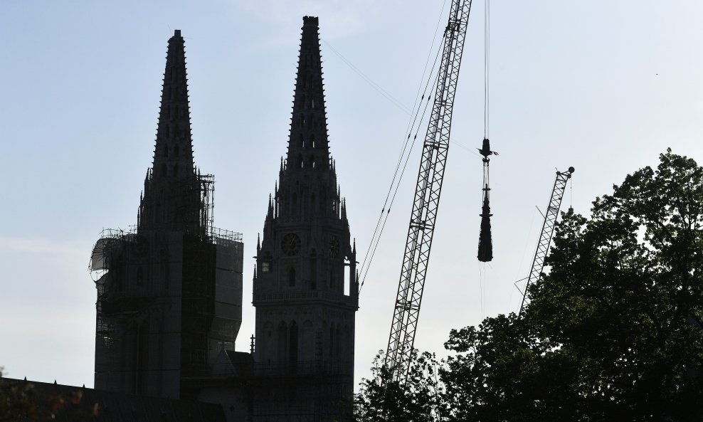 Sjeverni toranj zagrebačke katedrale ostao je bez svog vrha