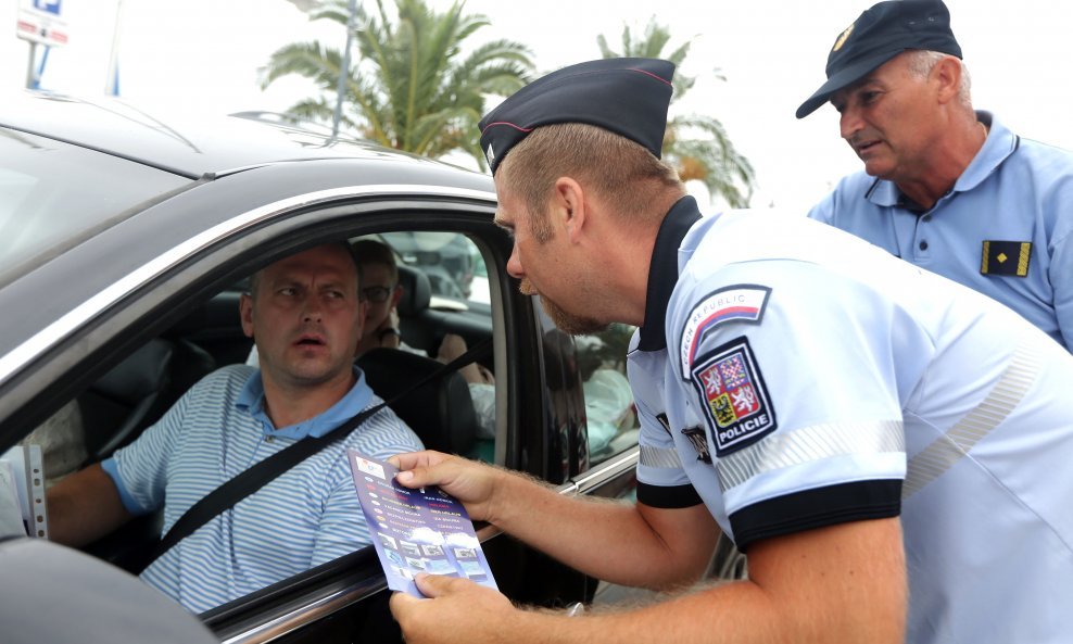 Češki policajac u Rogoznici dijeli letke u sklopu akcije Sigurna turistička sezona / Arhivska fotografija