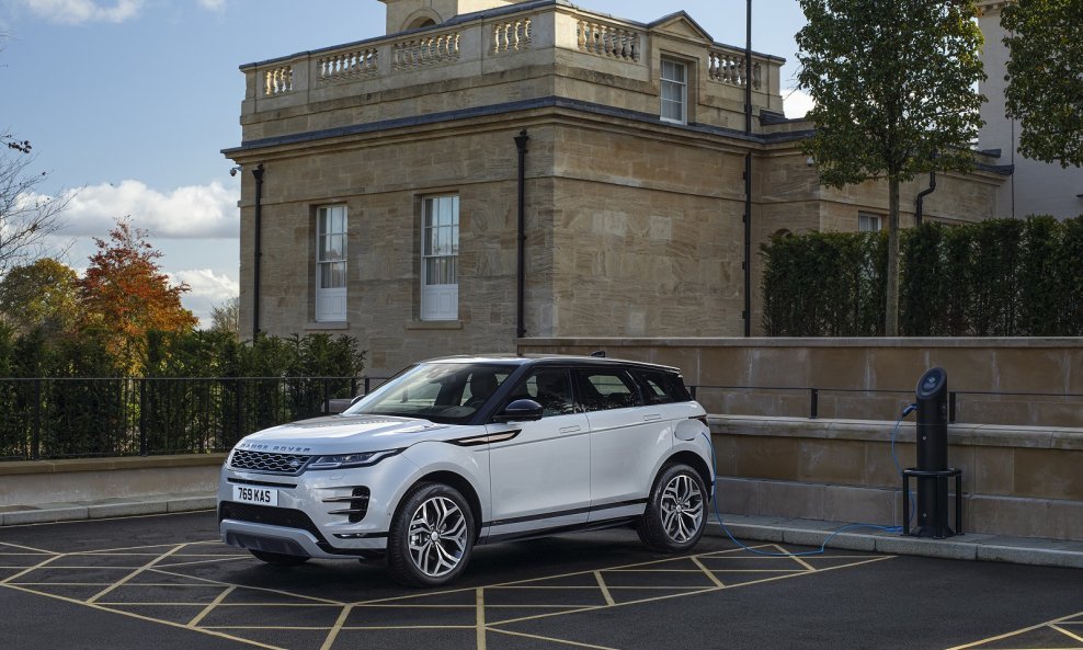 Land Rover je objavio kako su njihovi kompaktni SUV-ovi Range Rover Evoque i Land Rover Discovery Sport sada dostupni i s plug-in (PHEV) tehnologijom