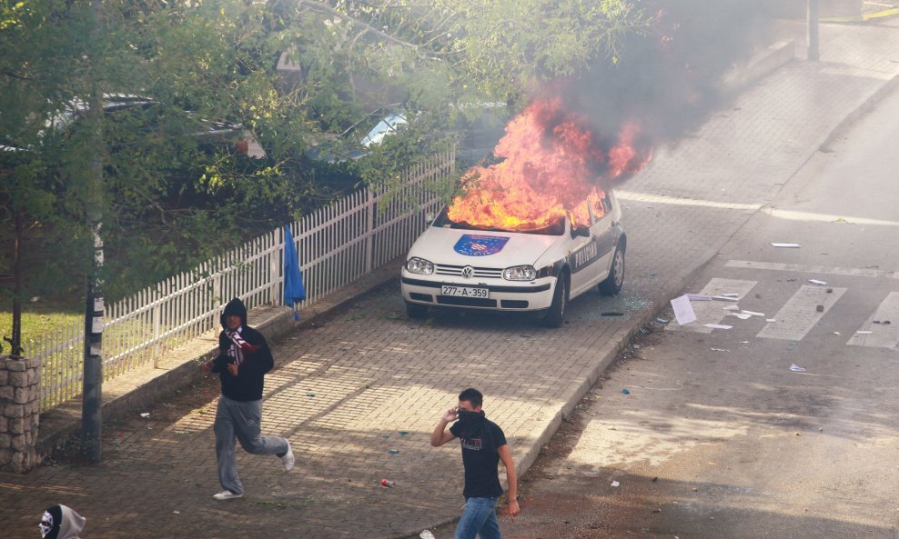 neredi široki brijeg zapaljeni policijski auto