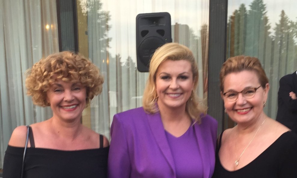 Vitomira Lončar s predsjednicom Kolindom Grabar Kitarović i kolegicom Anjom Šovagović 