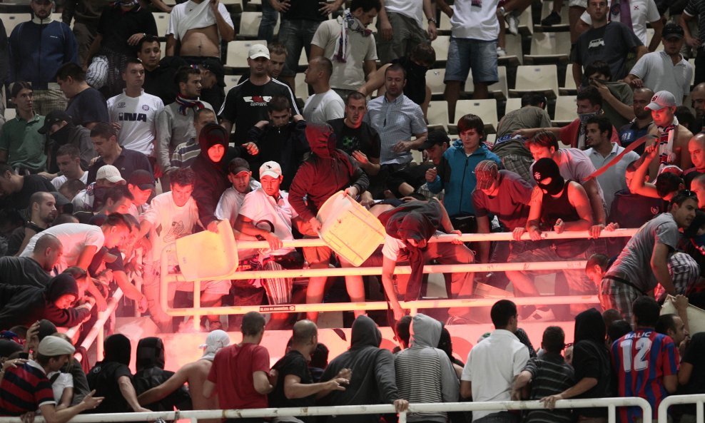 Sukob Torcide i policije na AEK-ovom stadionu