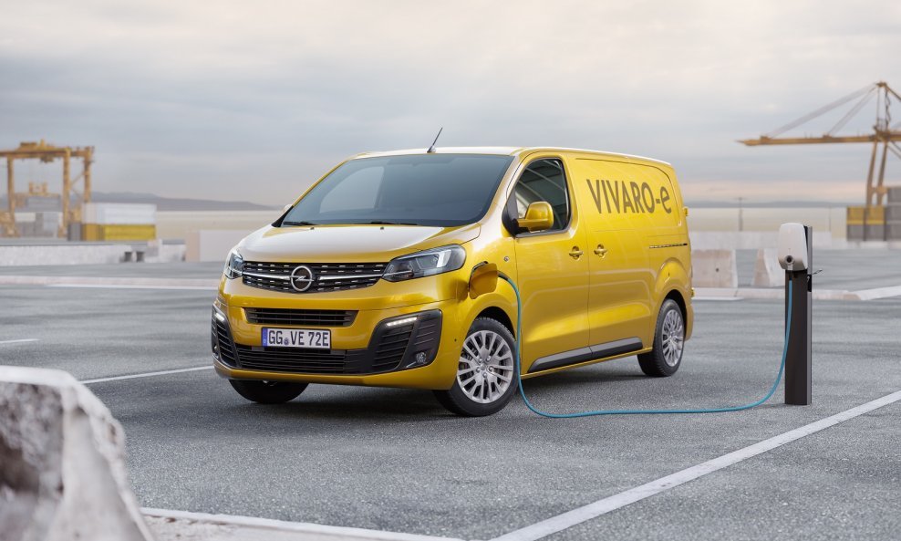 Nakon modela Ampera-e i Corsa-e, Vivaro-e je treće Opelovo vozilo u kojem oznaka '-e' predstavlja izvedbu s potpuno električnim pogonom
