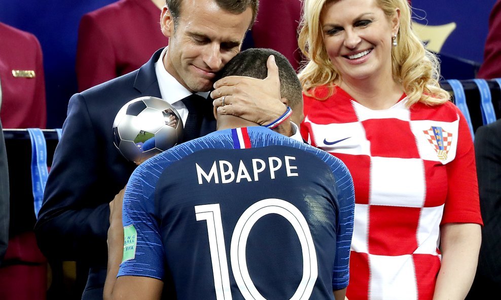 Kylian Mbappe, Emmanuel Macron i Kolinda Grabar-Kitarović nakon finala SP-a 2018.