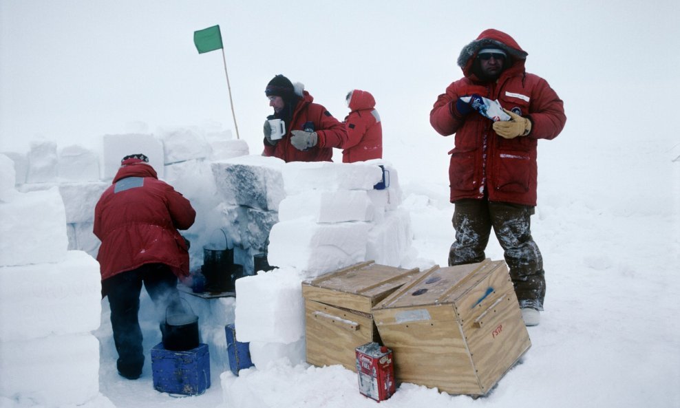 Kad stisne zima, na Antarktici ni uz najbolju volju i hitre ruke nećete moći skuhati ništa