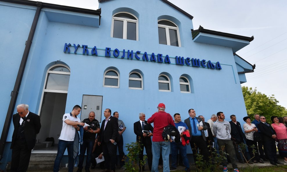 Vojislav Šešelj u Hrtkovcima održao miting na kojemu je pročitao imena sedamnaestero mjesnih Hrvata te im poručio da se moraju iseliti.