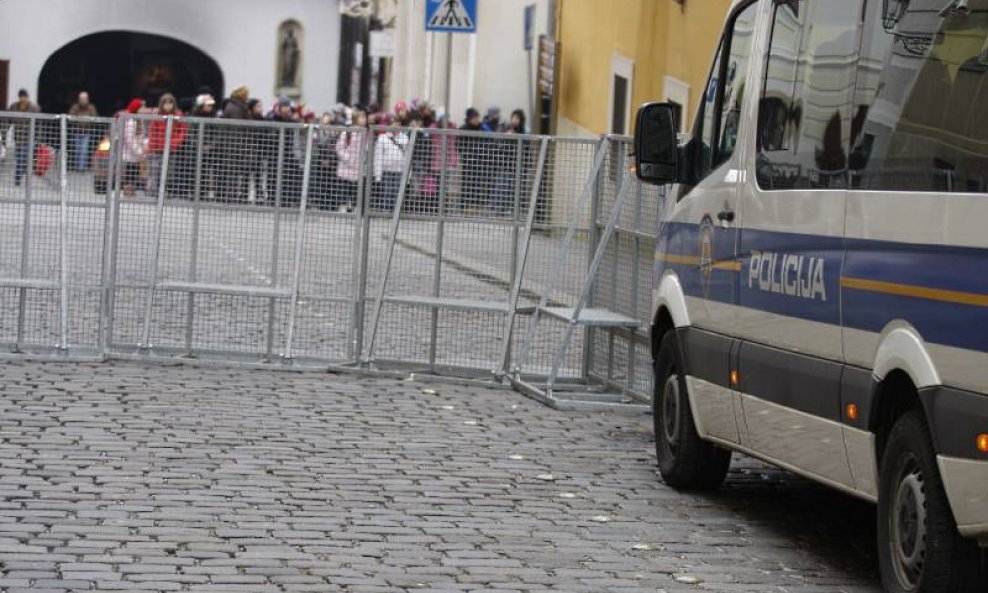 Markov trg barikade policija djeca