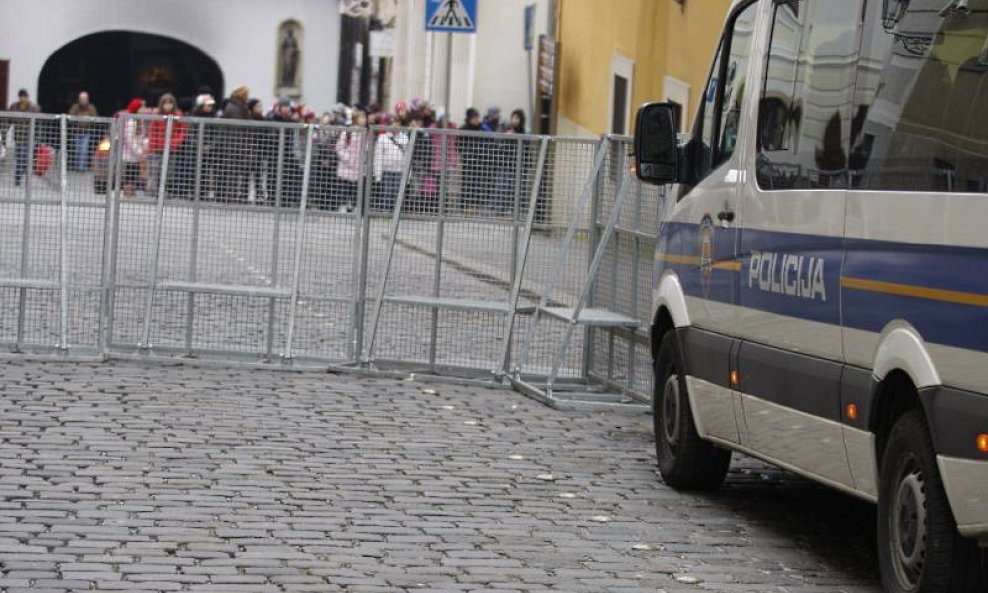 Markov trg barikade policija djeca